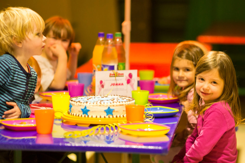 Kinder essen im Indoor-Spielplatz SumSum in Kiel.