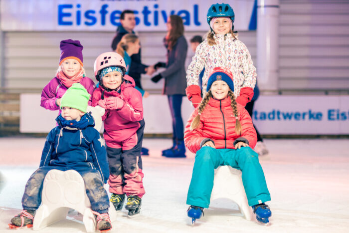 Kinder beim Eislaufen auf dem Stadtwerke Eisfestival Kiel.